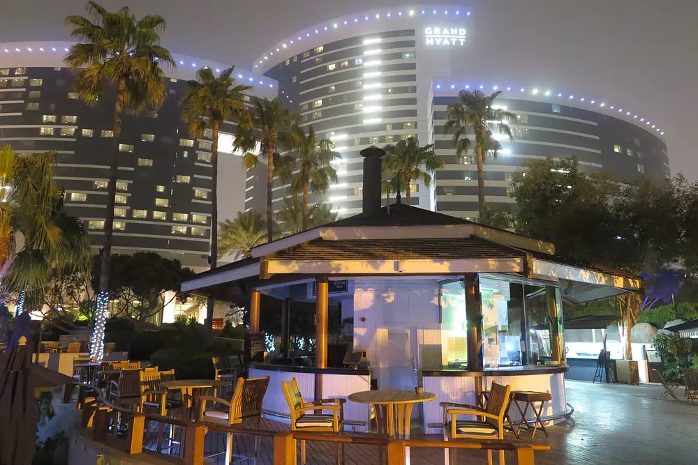 حیاط هتل هتل گرند حیات